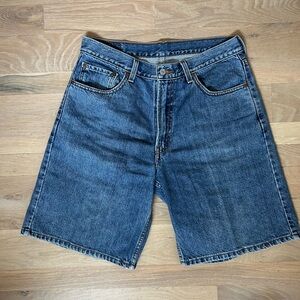Levi shorts , men’s , good condition v, Preowned size 34 , 550